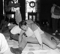 Twister - это такая игра на простыне с цветными пятнами, куда люди ставят конечности, изгибаясь самым замысловатым образом.